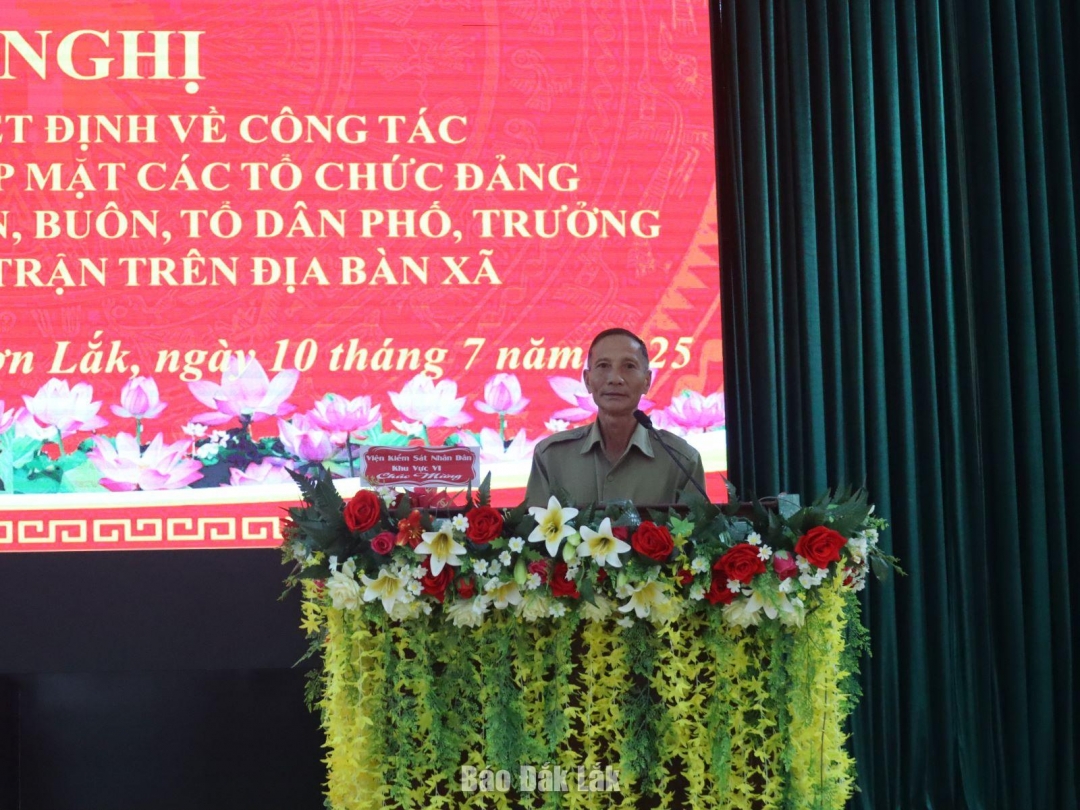 Đại diện Chi bộ tổ dân phố 2 nêu kiến nghị tại buổi gặp mặt.