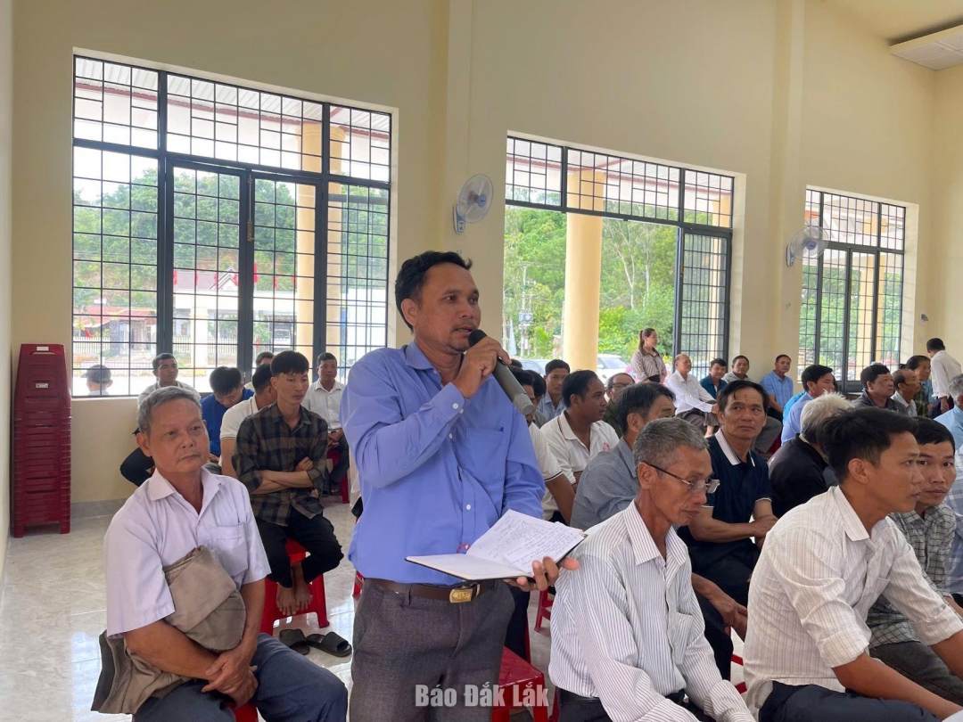 Cử tri khu vực xã Buôn Triết, Buôn Tría (cũ) nêu ý kiến tại buổi tiếp xúc.