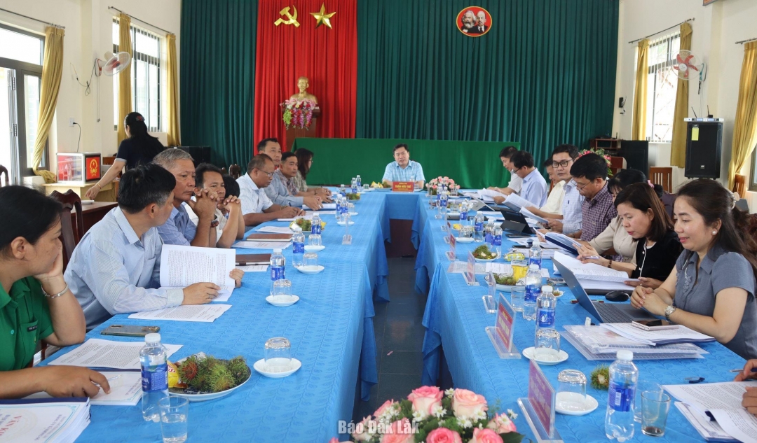 Các thành viên của tổ công tác làm việc với Đảng bộ xã Krông Nô.