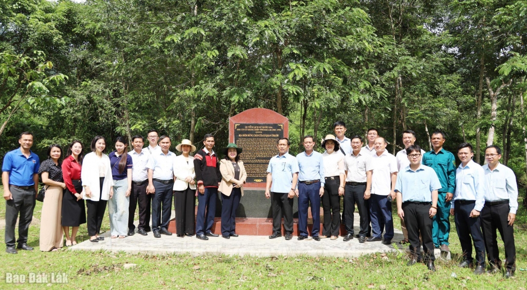 Các đại biểu chụp ảnh lưu niệm tại Di tích lịch sử quốc gia Khu căn cứ H9-Krông Bông.