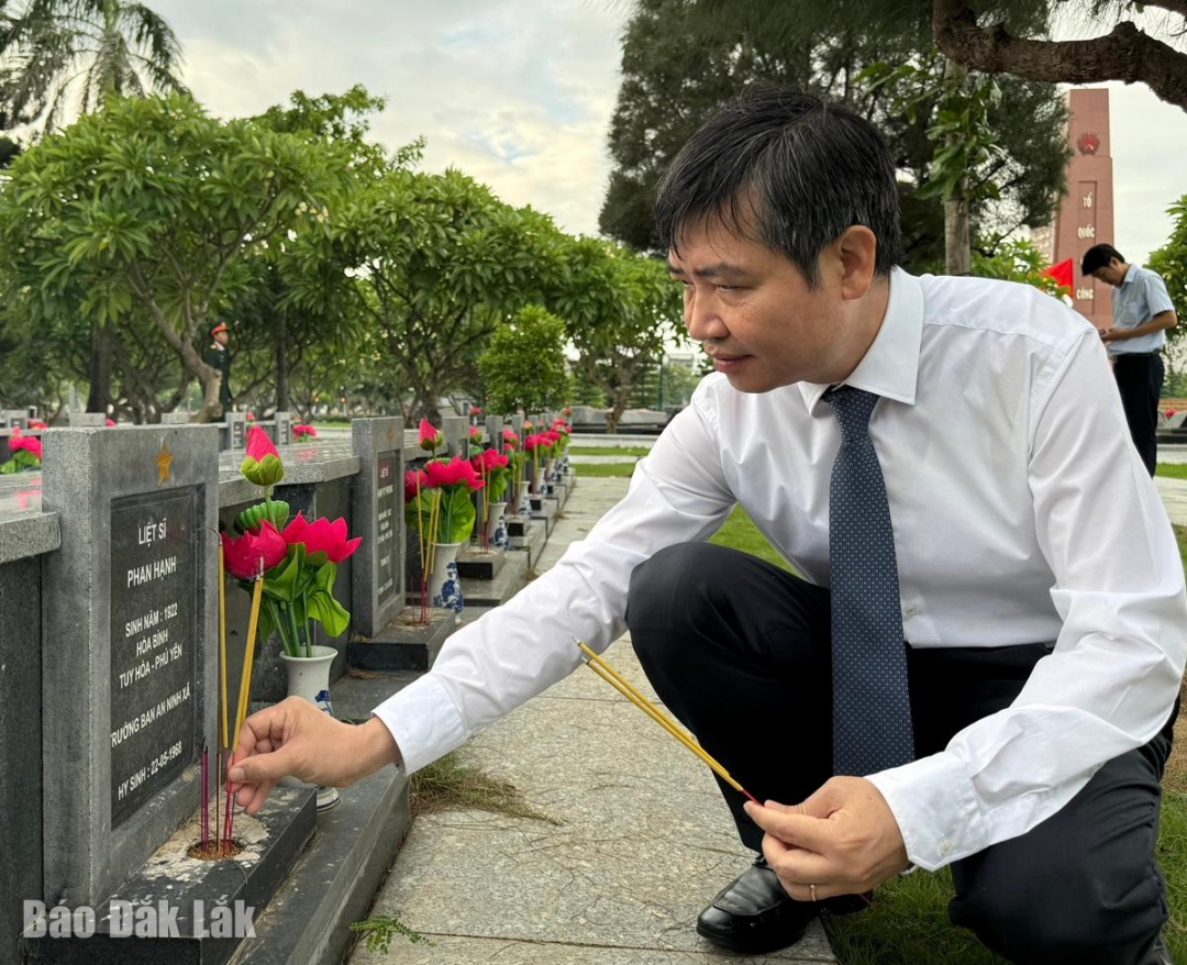 Phó Bí thư Tỉnh ủy, Chủ tịch UBND tỉnh Tạ Anh Tuấn thắp hương tại phần mộ liệt sĩ.