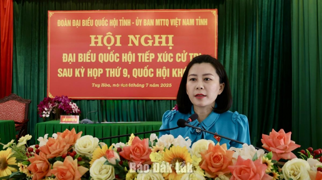 Đại biểu Lê Đào An Xuân tiếp thu các ý kiến của cử tri tại buổi tiếp xúc.