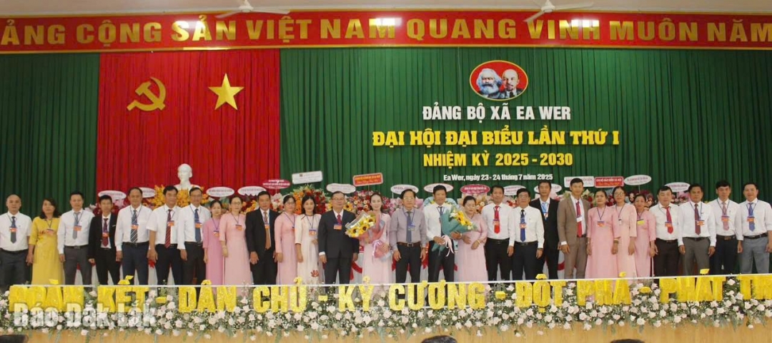 Ban chấp hành Đảng bộ xã Ea Wer, nhiệm kỳ 2025 - 2030 ra mắt nhận nhiệm vụ.