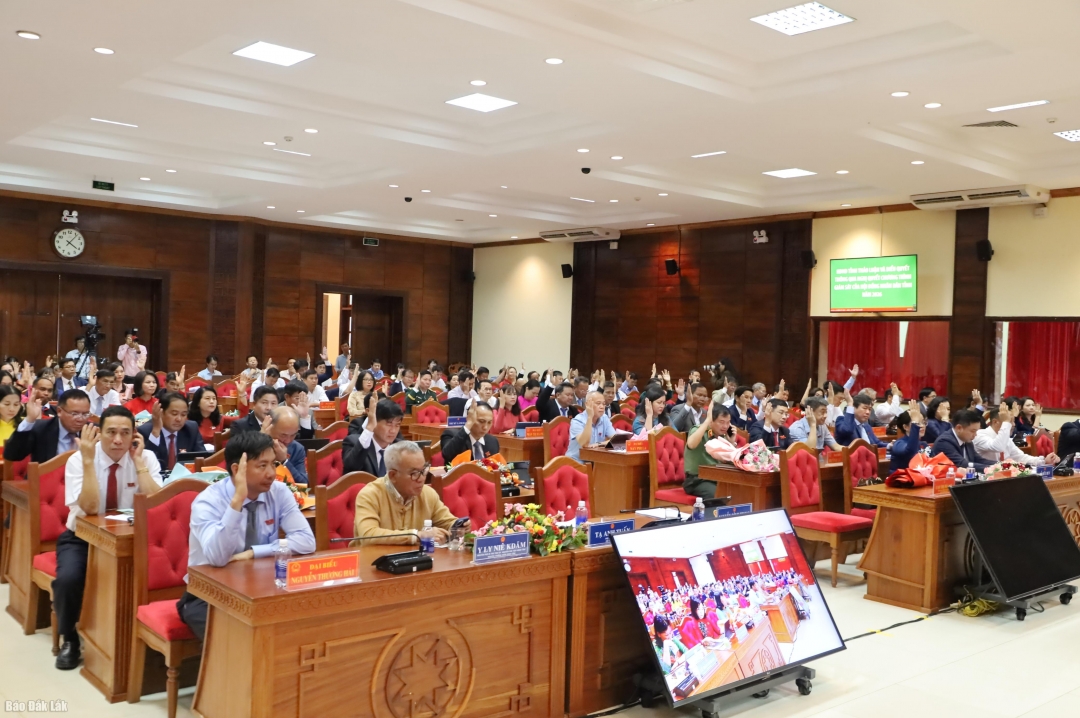 Đại biểu biểu quyết thông qua nghị quyết. Ảnh: Vạn Tiếp