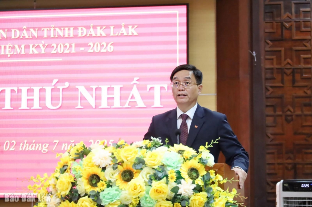 Ủy viên Ban Chấp hành Trung ương Đảng, Bí thư Tỉnh ủy Nguyễn Đình Trung phát biểu chỉ đạo tại kỳ họp. Ảnh: Vạn Tiếp