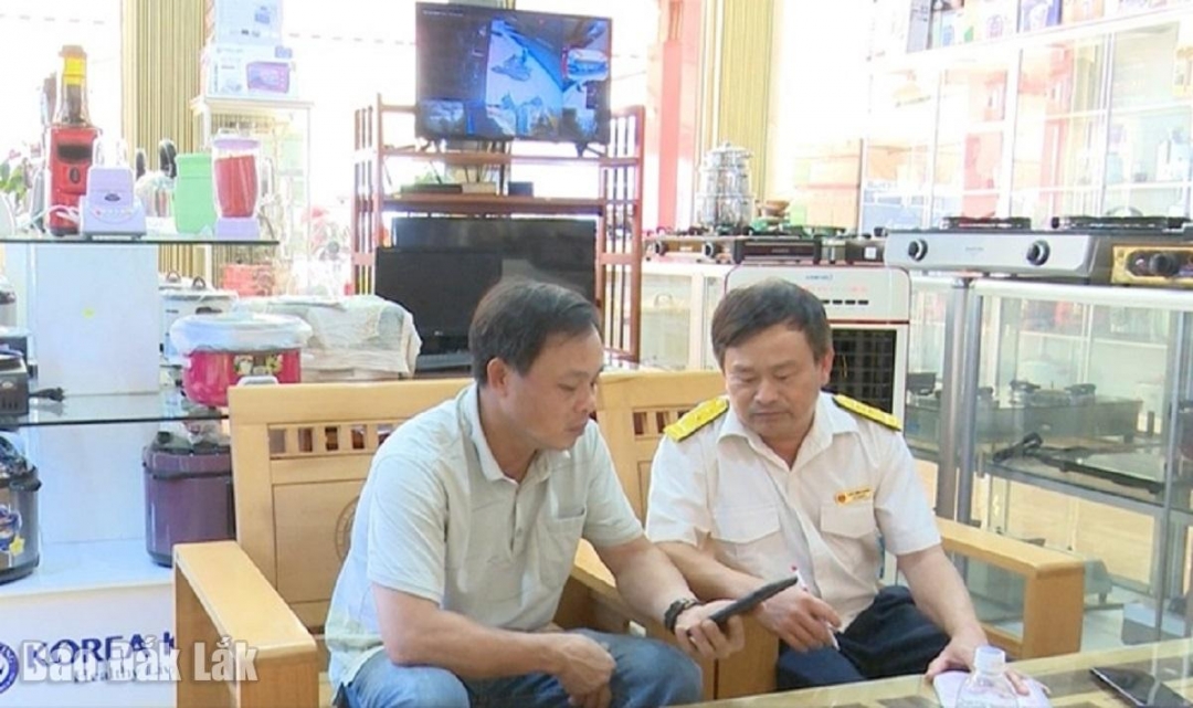 Cán bộ thuế hỗ trợ người nộp thuế về sử dụng hệ thống thuế điện tử (ảnh minh họa)