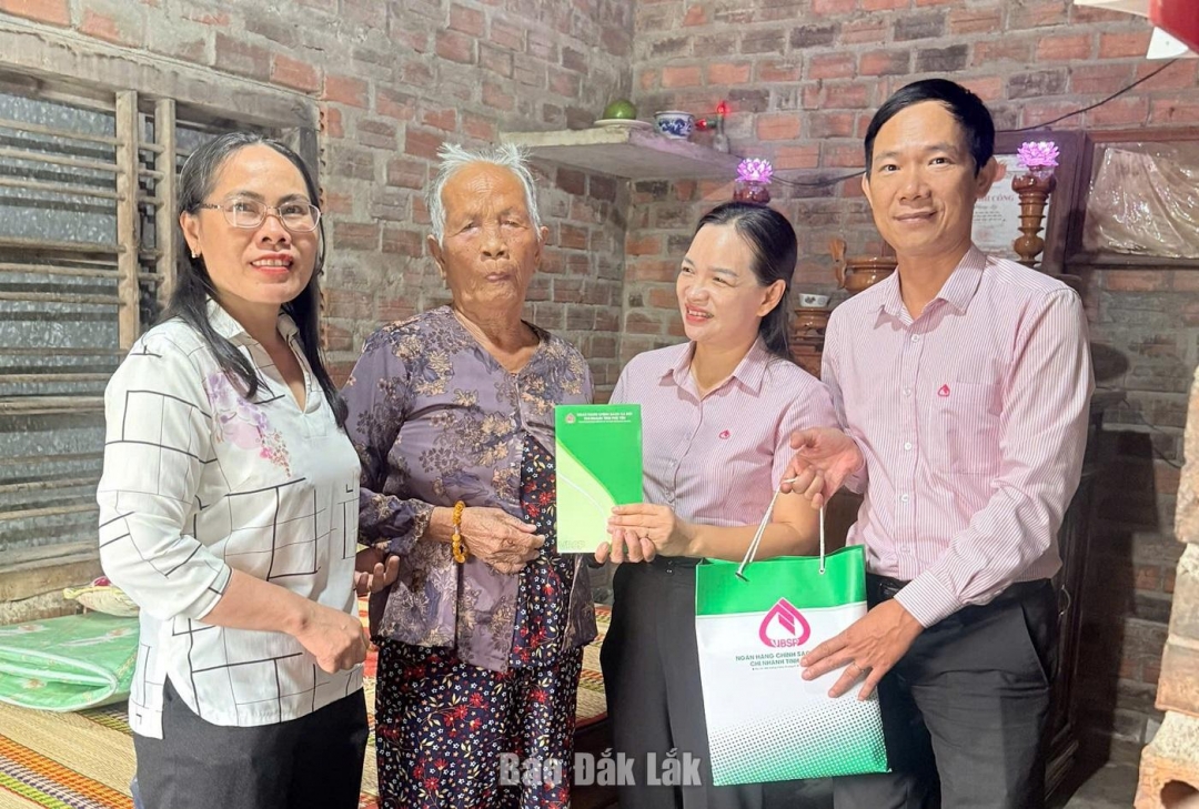 Tặng quà người có công