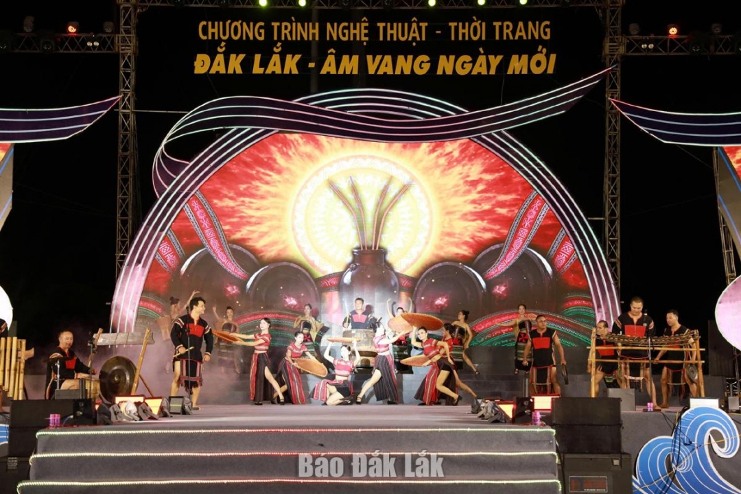 Hòa tấu nhạc cụ dân tộc Vía Trời Cha. Ảnh: Triệu Xuân
