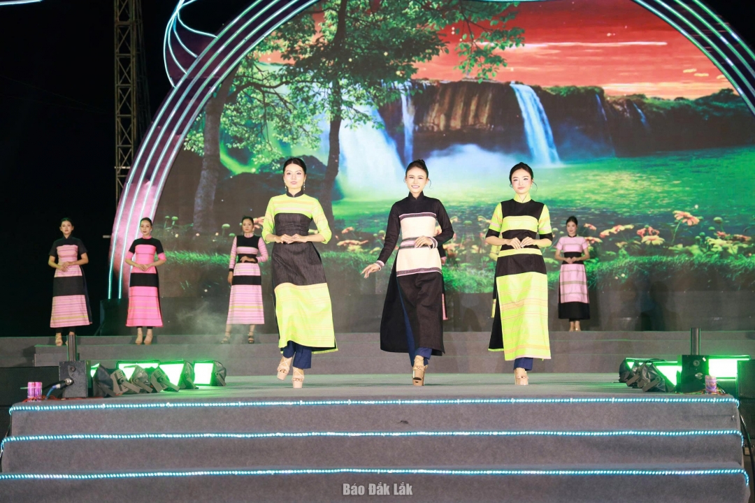 Trình diễn bộ sưu tập thổ cẩm Hương sắc đại ngàn của NTK Nguyễn Việt Hùng. Ảnh: Triệu Xuân  