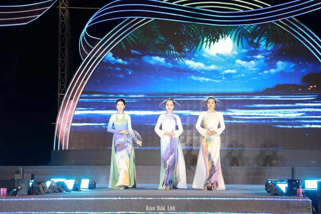 Trình diễn bộ sưu tập áo dài của NTK Nguyễn Việt Hùng. Ảnh: Triệu Xuân
