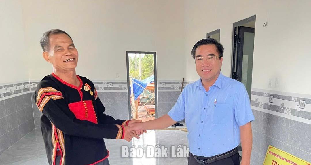 Đồng chí Nguyễn Quang Hùng, Bí thư Đảng ủy, Chủ tịch HĐND xã Cư Pơng chúc mừng gia đình ông YBu Niê sau bao ngày mong chờ nay đã có nhà mới khang trang.