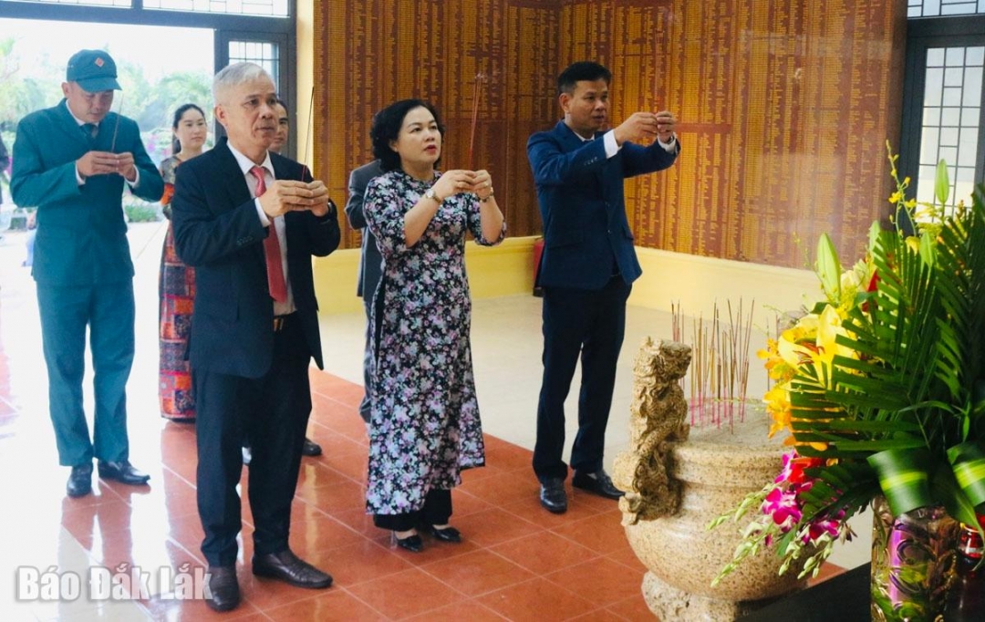 Lãnh đạo phường Tuy Hòa dâng hương tại Đền thờ Liệt sĩ tỉnh
