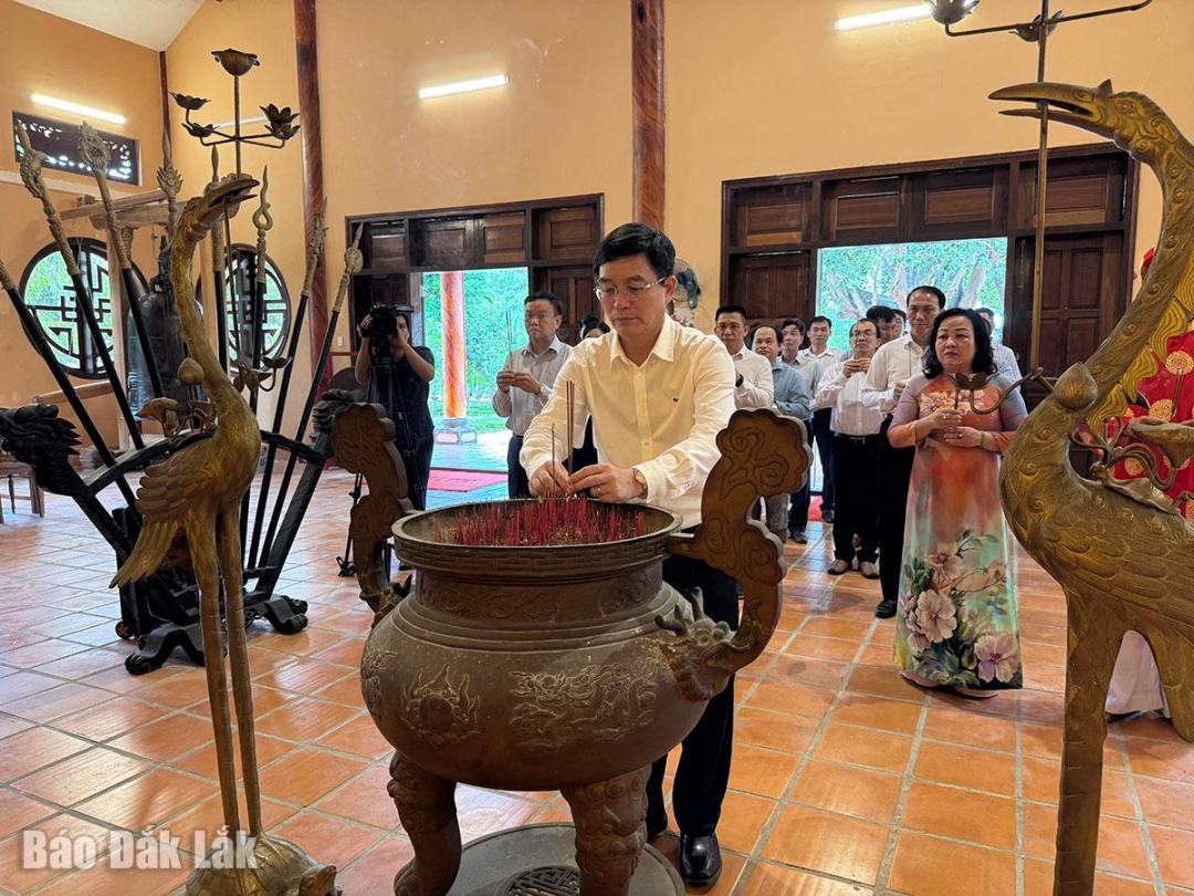 Ủy viên Trung ương Đảng, Bí thư Tỉnh ủy Nguyễn Đình Trung dâng hương tưởng niệm danh nhân Lương Văn Chánh. Ảnh: Hồ Như