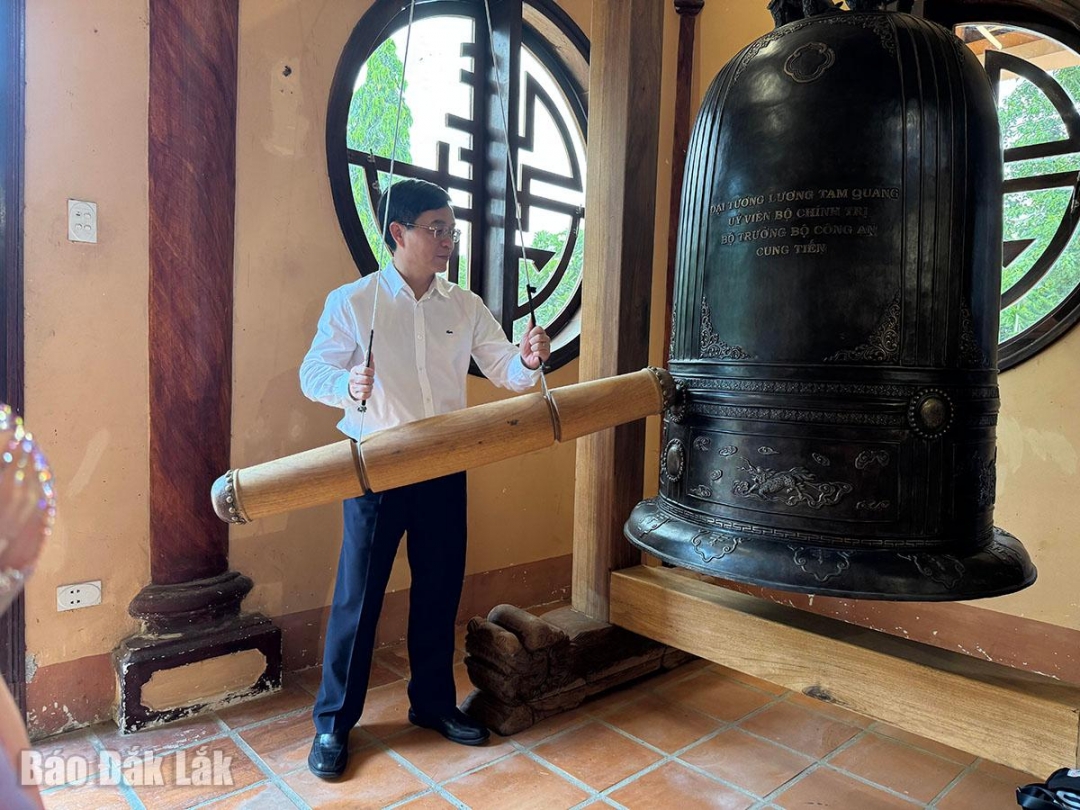 Ủy viên Trung ương Đảng, Bí thư Tỉnh ủy Nguyễn Đình Trung thỉnh chuông tại Khu di tích lịch sử cấp quốc gia Mộ và Đền thờ danh nhân Lương Văn Chánh. Ảnh: Hồ Như