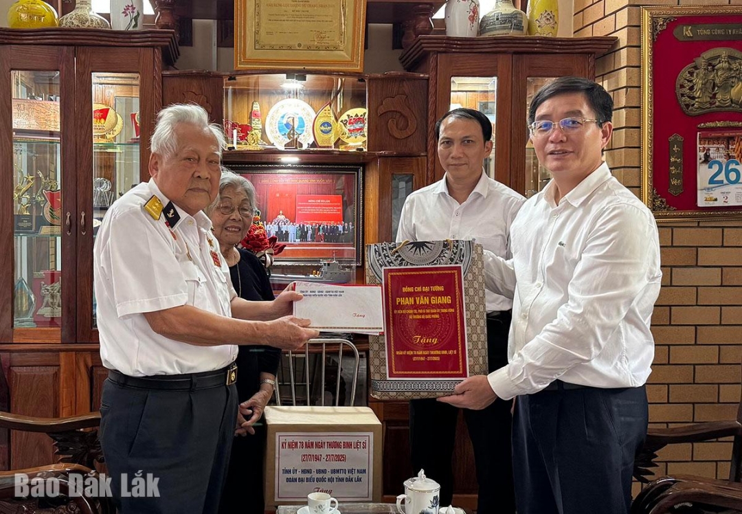 Ủy viên Trung ương Đảng, Bí thư Tỉnh ủy Nguyễn Đình Trung  tặng quà cho Anh hùng Lực lượng vũ trang nhân dân, trung tá Hồ Đắc Thạnh. Ảnh: Hồ Như