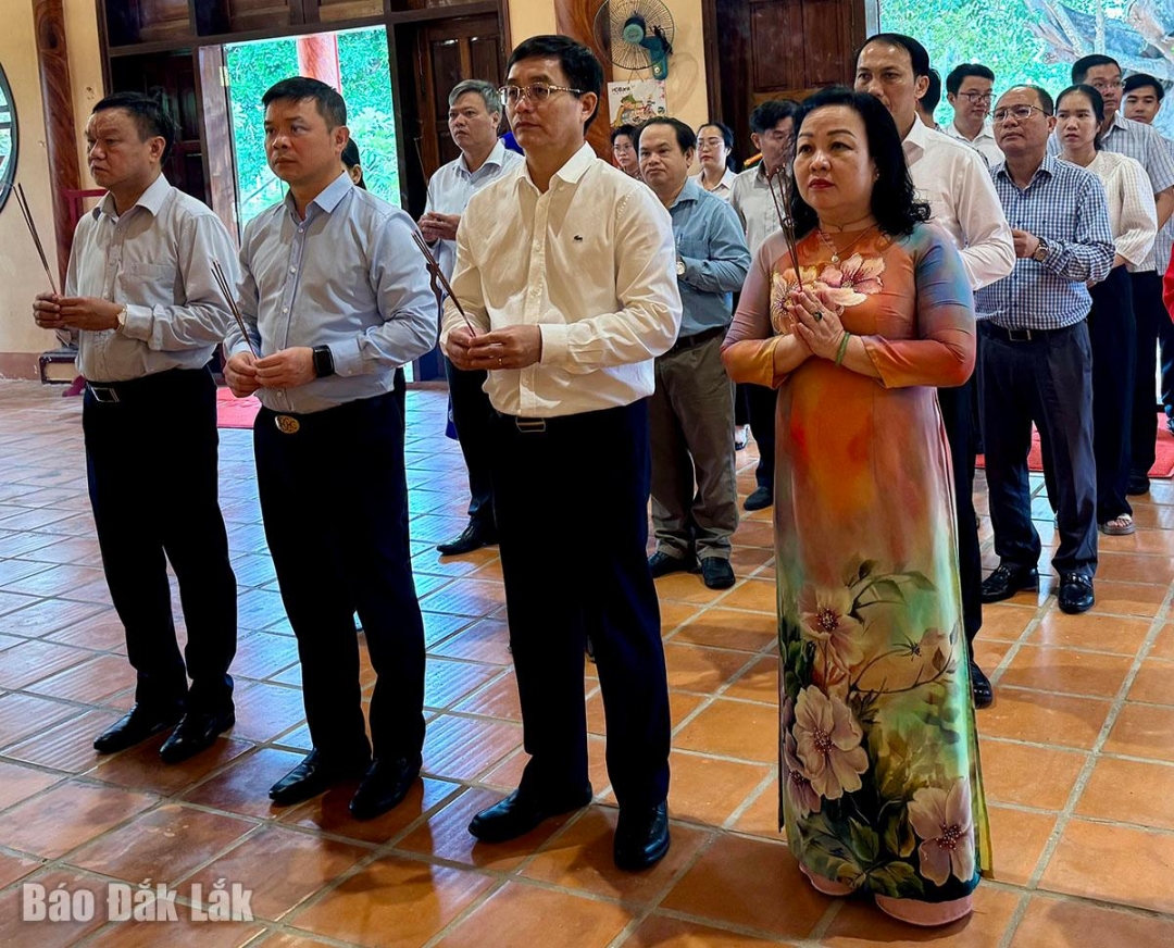 Các đồng chí lãnh đạo tỉnh dâng hương tại Khu di tích lịch sử cấp quốc gia Mộ và Đền thờ danh nhân Lương Văn Chánh. Ảnh: Hồ Như