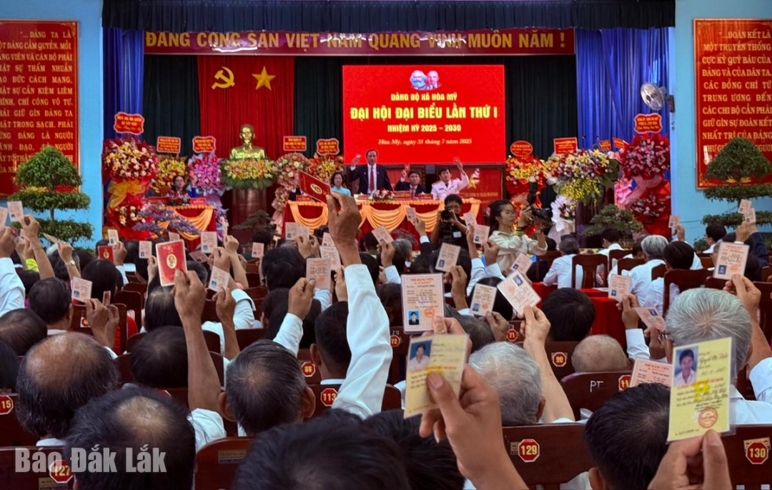 Các đại biểu dự đại hội biểu quyết thông qua nghị quyết.