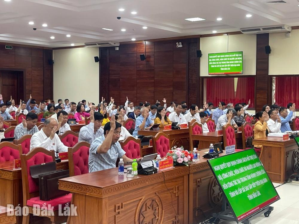 Đại biểu biểu quyết thông qua nghị quyết tại Kỳ họp Chuyên đề lần thứ Nhất, HĐND tỉnh khóa X.