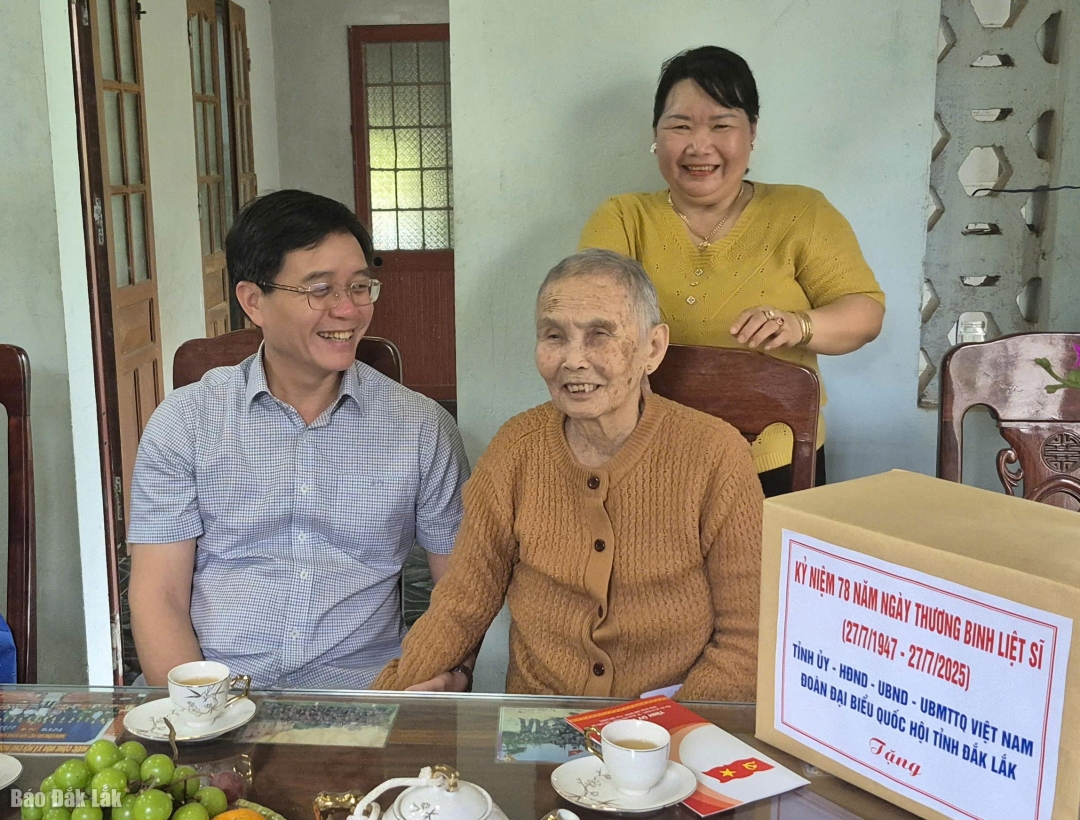 Bí thư Tỉnh ủy thăm hỏi, chúc sức khỏe mẹ Nguyễn Thị Chúc.