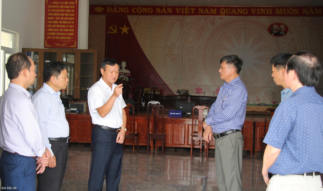 Phó Chủ tịch UBND tỉnh Đào Mỹ kiểm tra tại Trung tâm phục vụ hành chính công xã Ea Na.