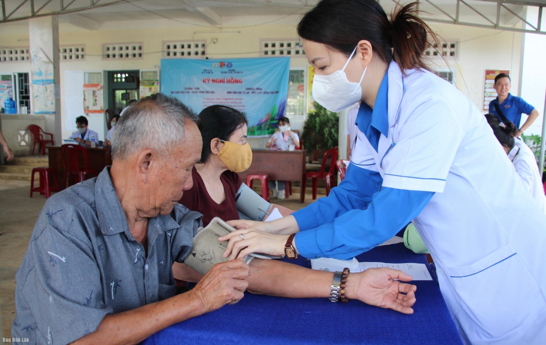 Các y, bác sĩ khám bệnh cho người dân.