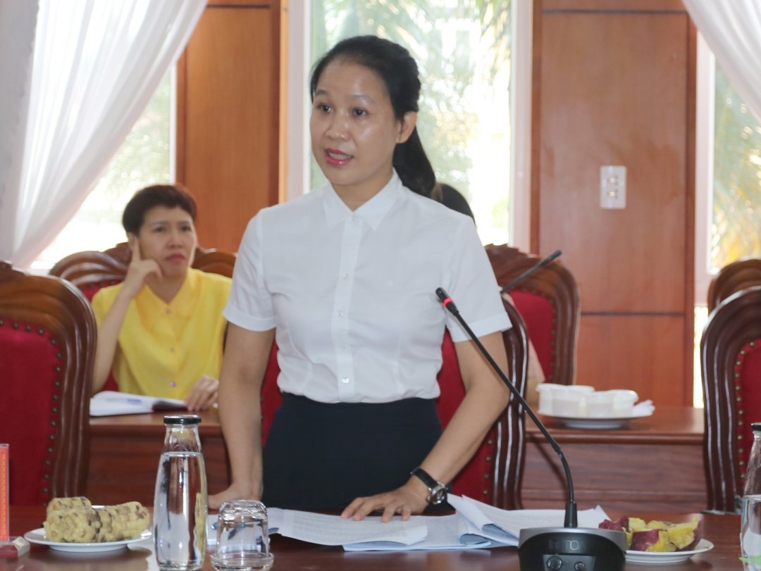 Phó Bí thư Chuyên trách Đảng ủy Các cơ quan Đảng tỉnh Lê Thị Kim Cương tham gia ý kiến tại hội nghị.