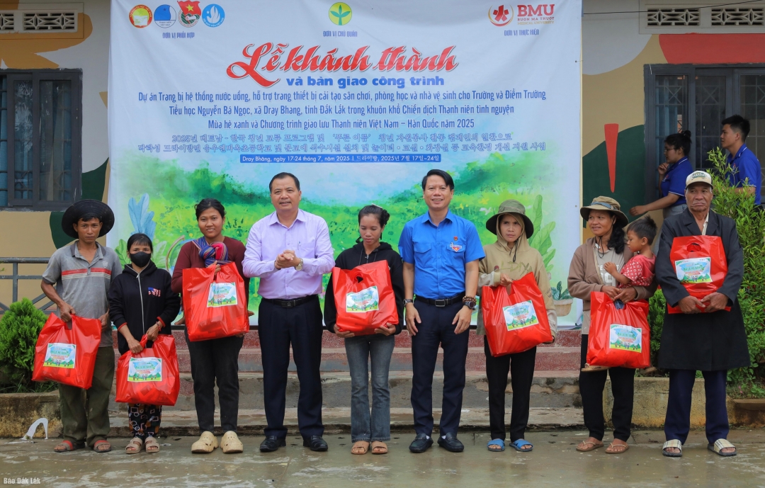 Đại diện Tỉnh Đoàn và lãnh đạo địa phương trao quà cho các gia đình chính sách.