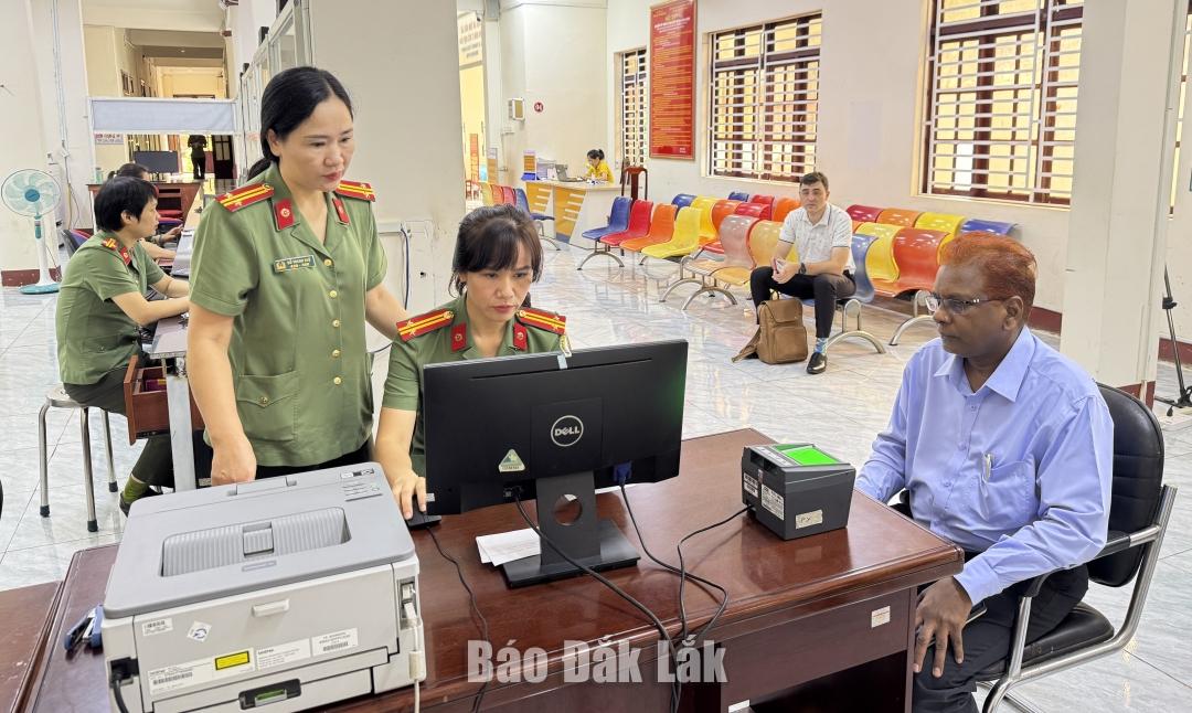 Cán bộ, chiến sĩ Công an Đắk Lắk làm định danh mức 2 cho người nước ngoài.