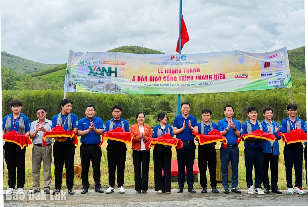 Các đại biểu cắt băng khánh thành công trình “Thắp sáng đường quê” tại xã Phú Mỡ