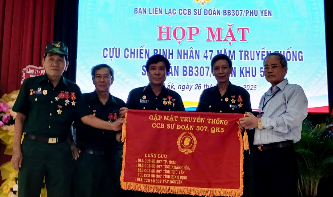 Ban Liên lạc Cựu chiến binh Sư đoàn BB307 ở Phú Yên (cũ) trao cờ luân lưu cho Ban Liên lạc Cựu chiến binh Sư đoàn BB307 ở Khánh Hòa. Ảnh: Trung Hiếu 
