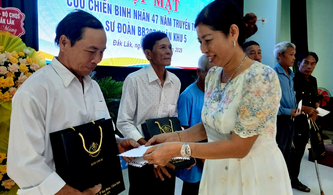 Ban Liên lạc Cựu chiến binh Sư đoàn BB307 ở Phú Yên (cũ) trao quà cho các cựu chiến binh thường xuyên đau ốm, có hoàn cảnh khó khăn. Ảnh: Trung Hiếu