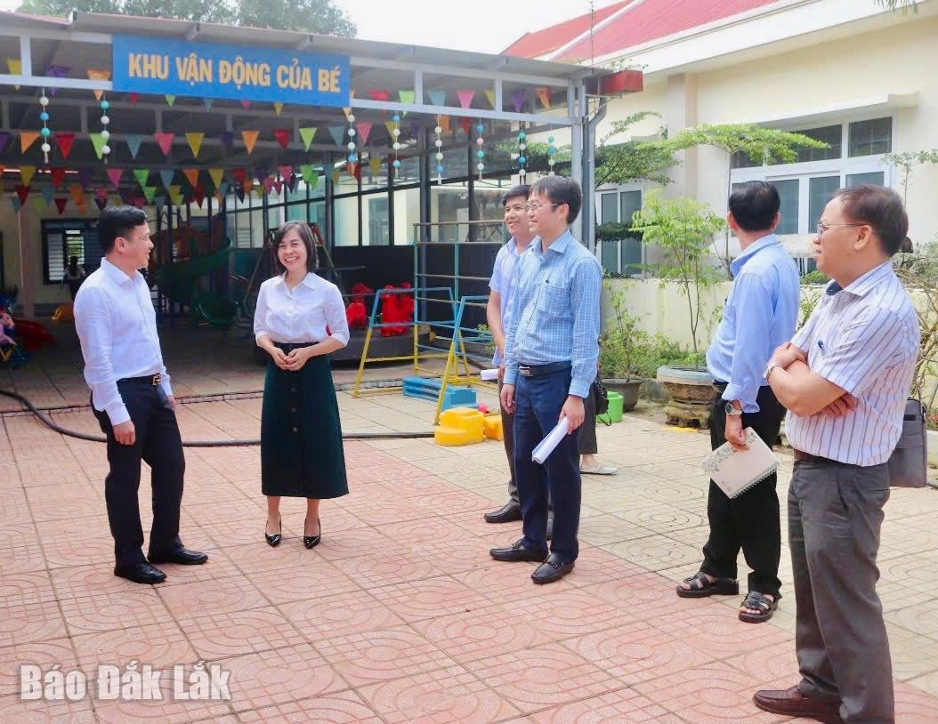 Đoàn công tác của Sở Giáo dục và Đào tạo cùng lãnh đạo xã Krông Ana kiểm tra tại
