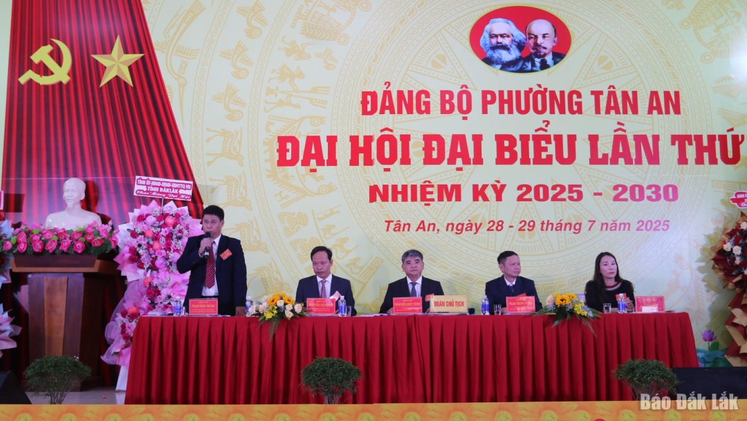 Đoàn chủ tịch điều hành đại hội.