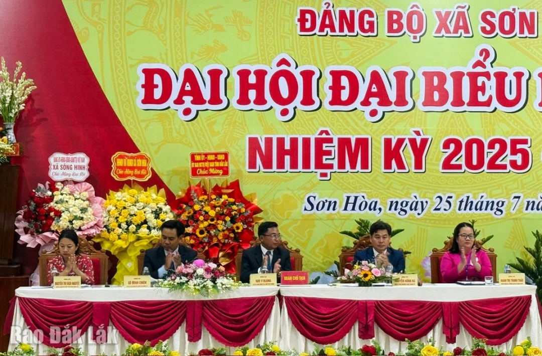  Đoàn chủ tịch điều hành đại hội.