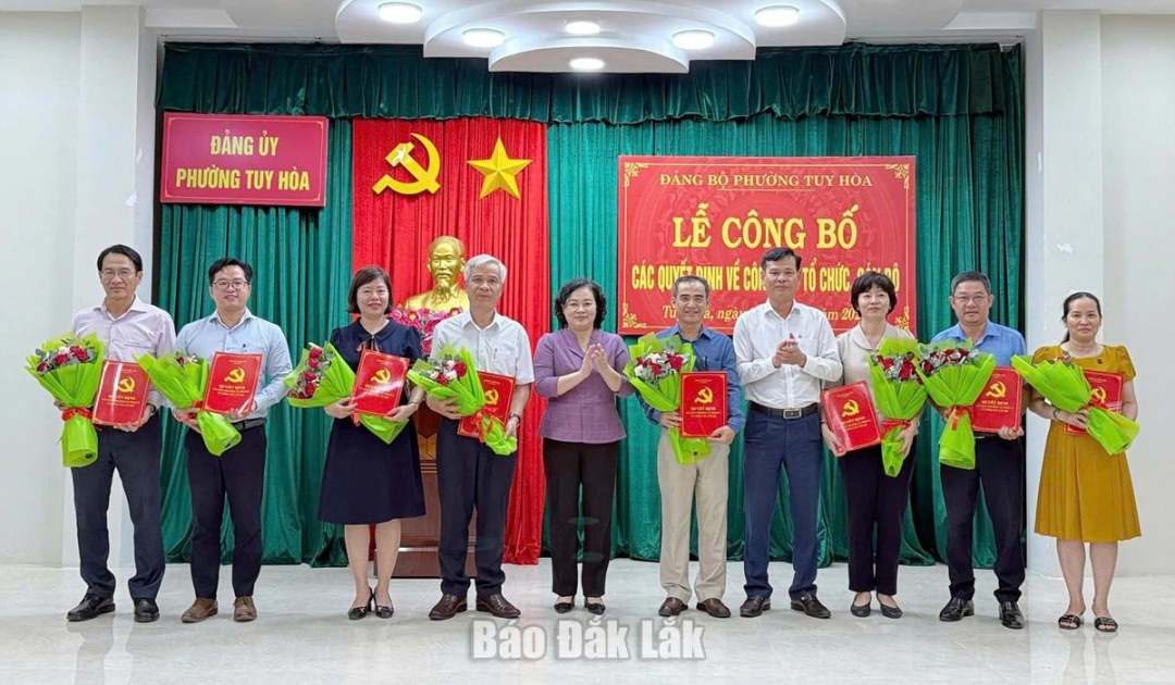 Đồng chí Đào Bảo Minh trao quyết định thành lập cùng các quyết định công tác cán bộ cho Đảng bộ các cơ quan Đảng phường Tuy Hòa