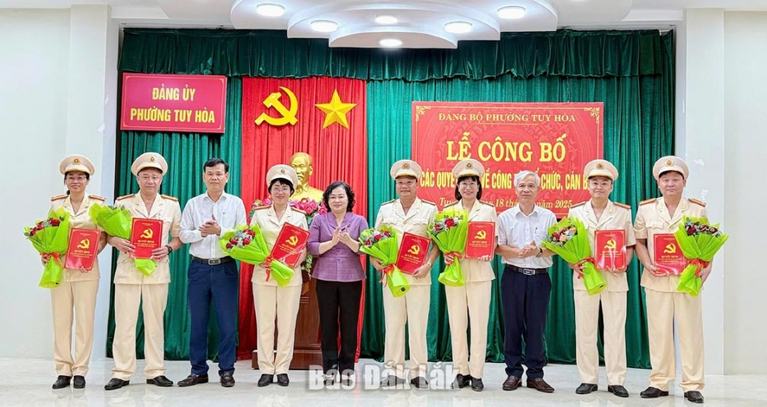 Đồng chí Đào Bảo Minh và Phó Bí thư Thường trực Đảng ủy phường Tuy Hòa Huỳnh Ngọc Oánh trao quyết định thành lập cùng các quyết định công tác cán bộ cho Đảng bộ UBND phường Tuy Hòa.