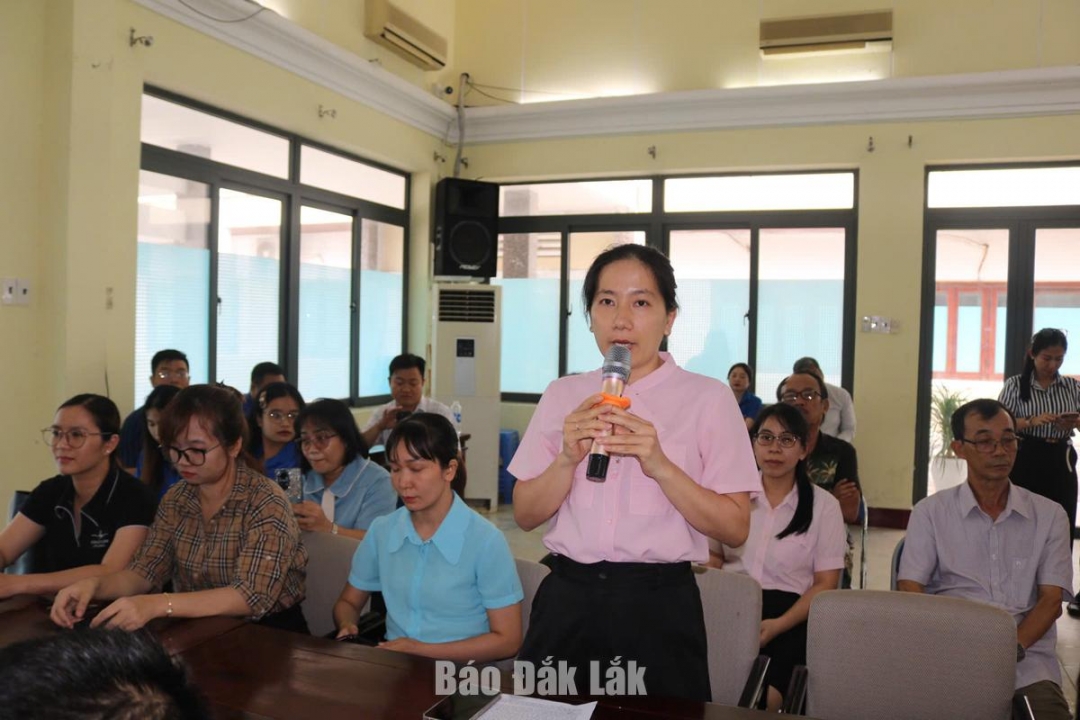 Cử tri tại phường Tuy Hòa tham gia ý kiến tại hội nghị.