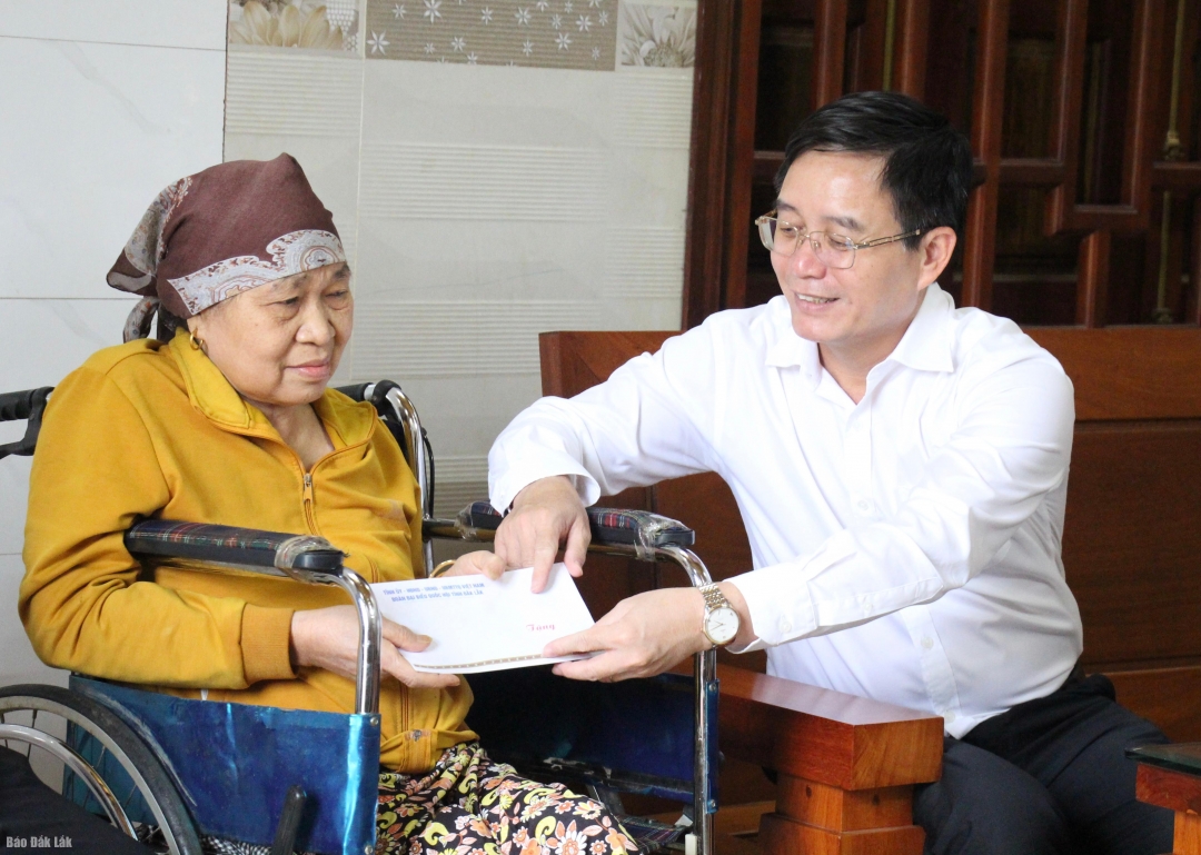 Bí thư Tỉnh ủy Nguyễn Đình Trung thương binh suy giảm khả năng lao động 100% H Bel Byă