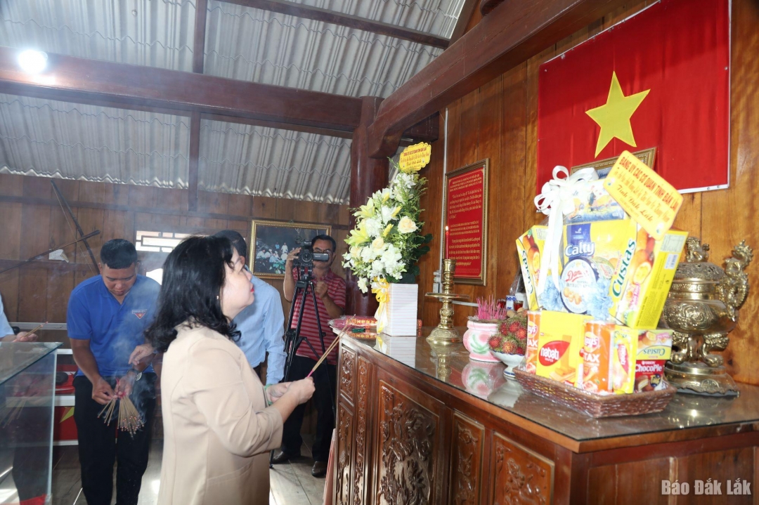 đồng chí Cao Thị Hòa An dâng hương tưởng niệm Liệt sĩ, Anh hùng Lực lượng vũ trang Y Ơn. Niê
