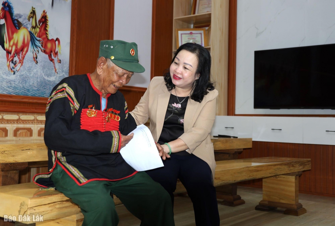 Tặng quà người có công 