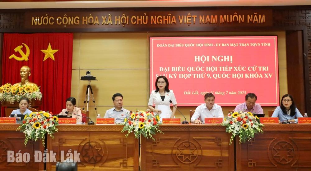 Đại biểu Quốc hội tỉnh tham dự hội nghị tiếp xúc cử tri.