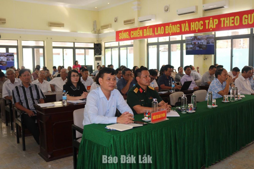 Các đại biểu tham dự hội nghị tiếp xúc cử tri.