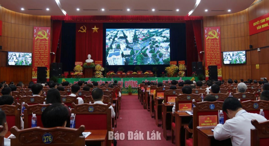 Các đại biểu xem phóng sự “Chung niềm tin - Chung khát vọng”. Ảnh: Hà My