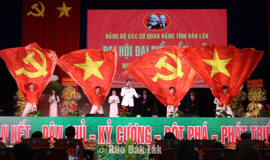 Chương trình văn nghệ chào mừng đại hội. Ảnh: Hà My