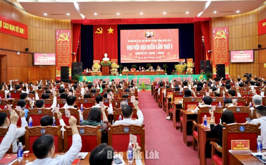 Đại biểu biểu quyết thông qua nghị quyết đại hội. Ảnh: Ngọc Thắng