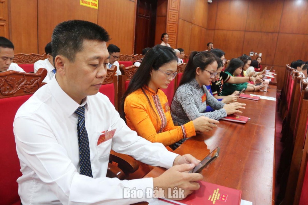 Các đại biểu quét mã QR để xem tài liệu đại hội. Ảnh: Hà My
