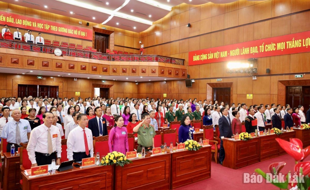 Các đại biểu thực hiện nghi thức chào cờ. Ảnh: Ngọc Thắng
