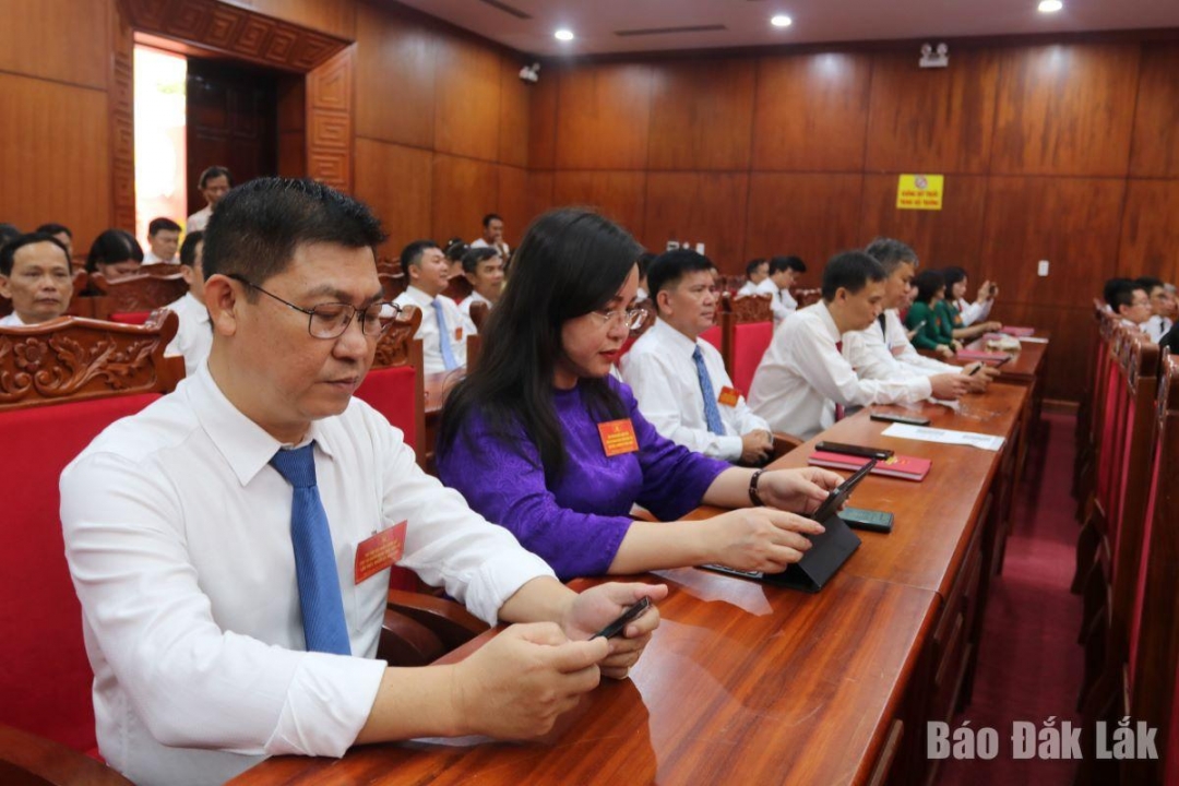 Các đại biểu quét mã QR để xem tài liệu đại hội. Ảnh: Hà My