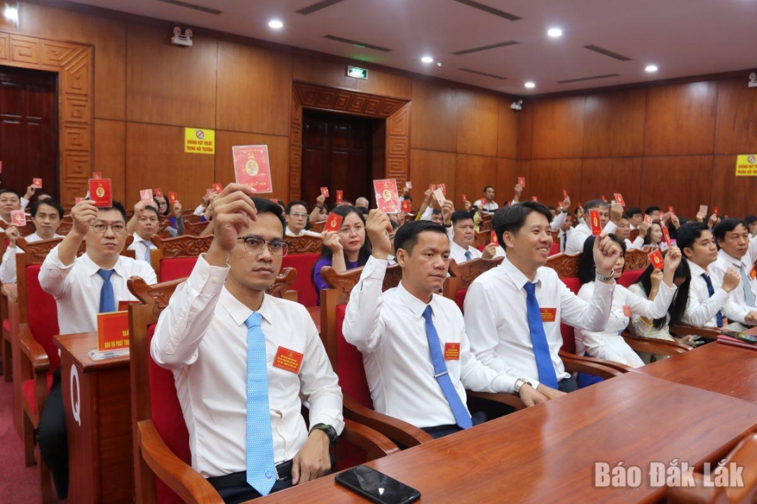 Các đại biểu biểu quyết thông qua chương trình làm việc của đại hội. Ảnh: Hà My