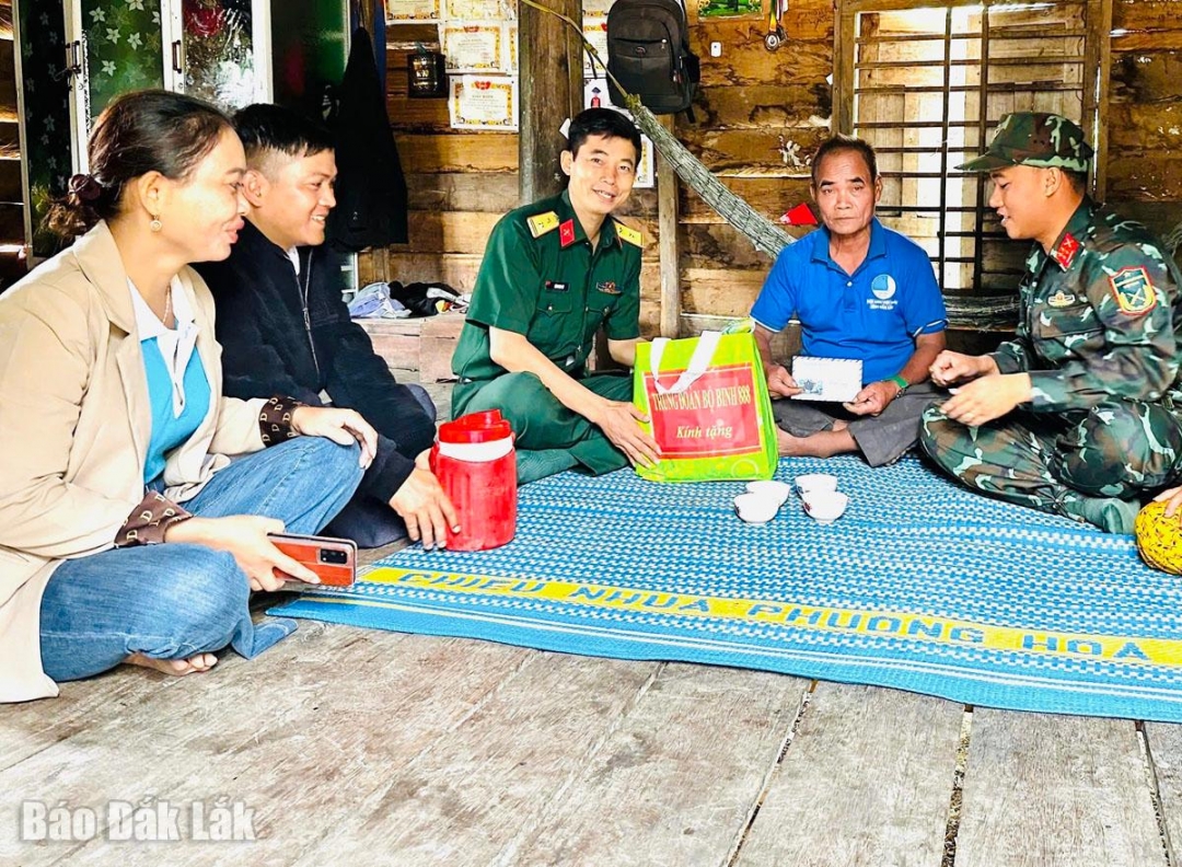 Cán bộ Trung đoàn Bộ binh 888 tặng quà cho gia đình chính sách khó khăn. 